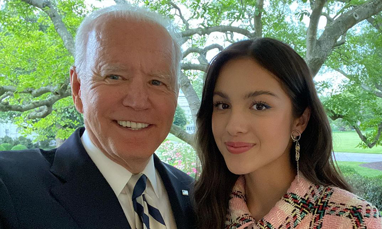 Olivia Rodrigo chụp hình selfie cùng tổng thống Mỹ Biden