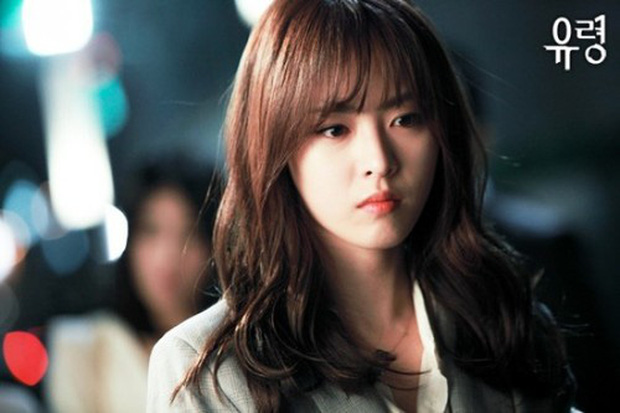 Diễn xuất của Yoon Hee vẫn vấp phải nhiều tranh cãi khi thường bị xếp vào danh sách 'bình hoa di động'.