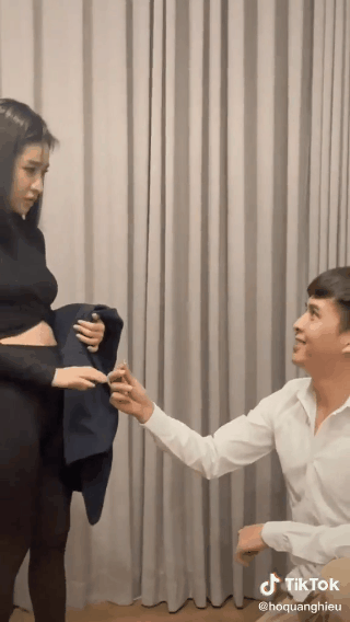 Hồ Quang Hiếu trao nhẫn cầu hôn lại vợ cũ.
