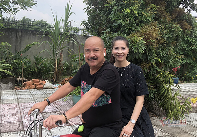 Hôn nhân 27 năm mặn nồng của nghệ sỹ Hoàng Sơn với bà xã cựu người mẫu 