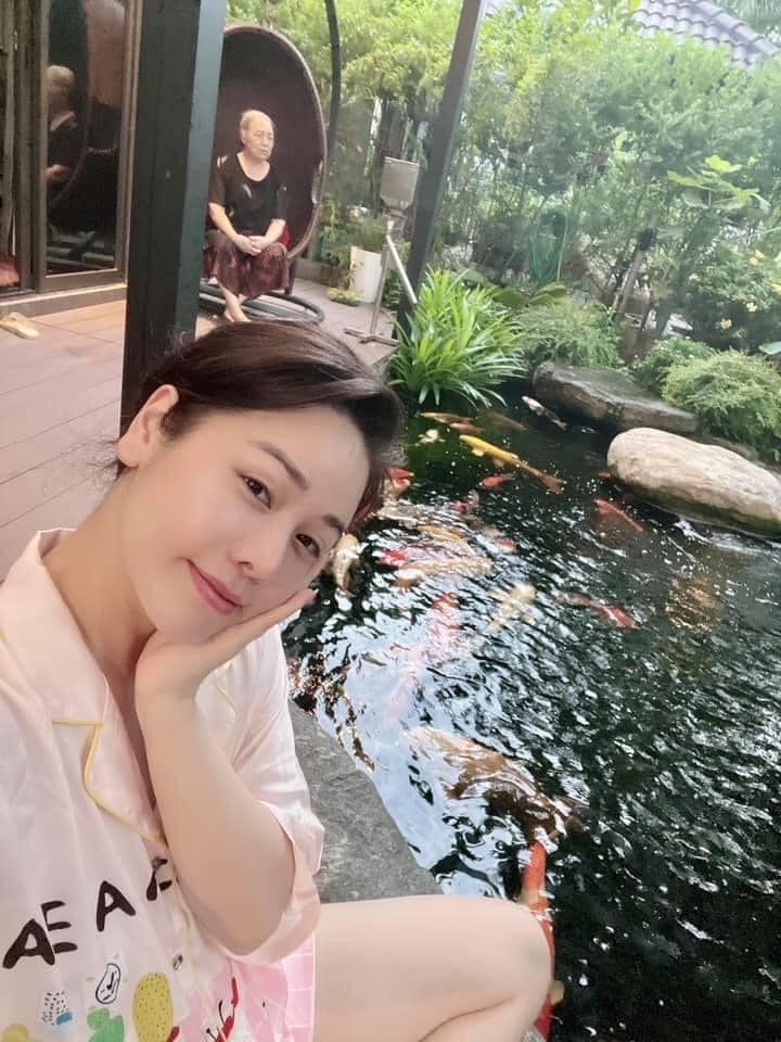 Hiện Nhật Kim Anh đang tận hưởng những giây phút bình yên cùng mẹ trong căn biệt thự ngập tràn cây xanh