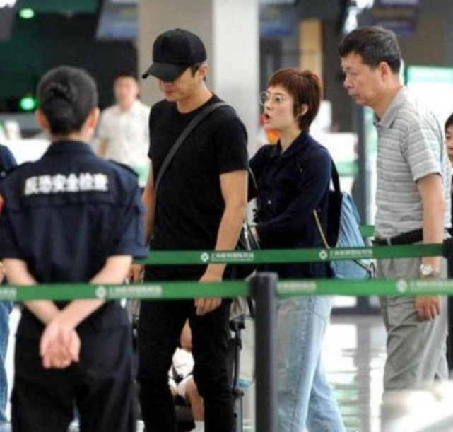 Bài viết còn đính kèm theo hình ảnh Đặng Siêu và Tôn Lệ đang cãi nhau tại sân bay.