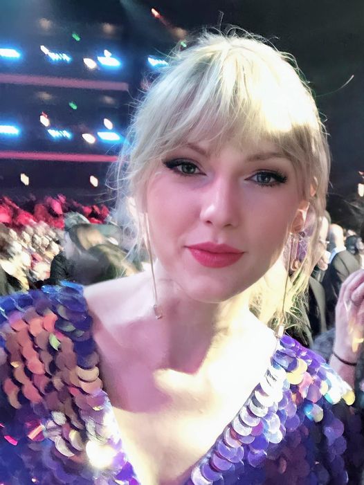 Khoảnh khắc Taylor Swift vô tình nhìn camera của fan gây sốt
