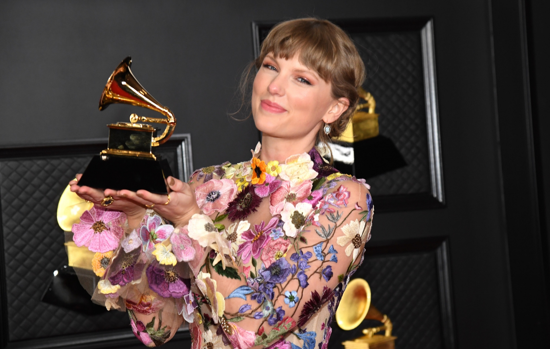 Taylor Swift sẽ tiếp tục phát hành chuỗi dự án thu âm lại các album cũ với album 'Red' vào tháng 11/2021.