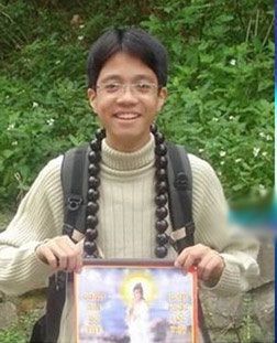 Bức ảnh Bùi Anh Tuấn đi thăm đền Hùng được chụp vào năm 2005, cho thấy vẻ ngoài của nam ca sĩ khi ấy vẫn chưa được chăm chút. Ngoại hình gầy nhom, đeo kính dày cộm và mái tóc khá 'ngố' của giọng ca sinh năm 1991 từng một thời bị cư dân mạng đưa ra bàn tán.