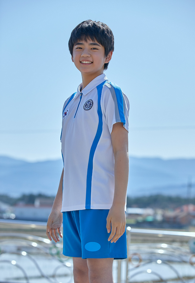 Kang Hoon nhận được nhiều sự chú ý trước tạo hình trẻ trung, năng động trong phim Racket Boys