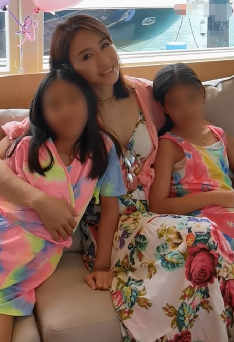 Lê Tư trông rất hạnh phúc khi ôm choàng hai cô con gái 11 tuổi và nở nụ cười ngọt ngào trước ống kính.