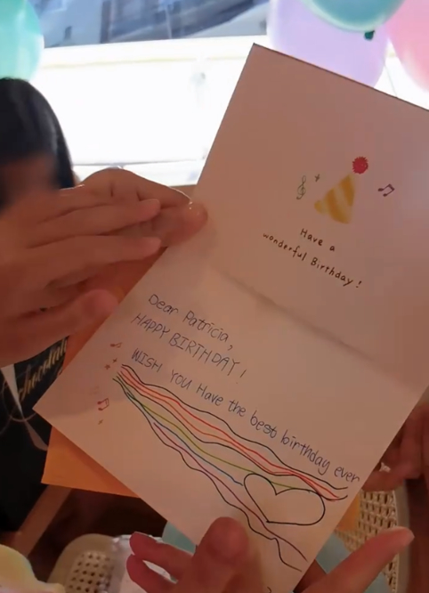 Nữ diễn viên tặng cho các con gái một tấm thiệp chúc mừng sinh nhật với dòng chữ tiếng Anh đầy ấm áp