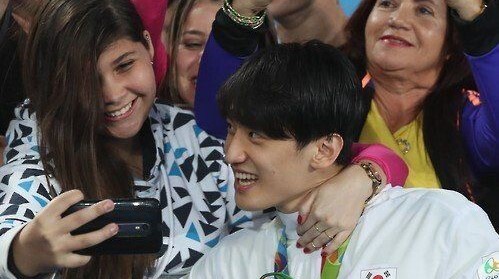 Loạt ảnh “Hoàng tử Taekwondo” Lee Dae Hoon được fan vây kín tại Olympic 2016 bỗng hot trở lại