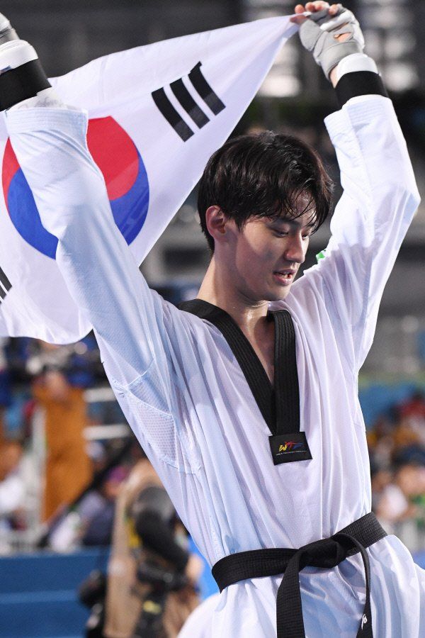 Lee Dae Hoon còn được mệnh danh là 'Hoàng tử Taekwondo' bởi visual điển trai, cao ráo không kém tài tử showiz Hàn nào.