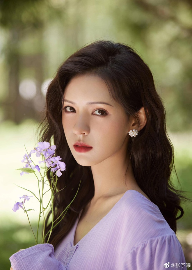 Trương Dư Hi xuất thân là hot girl mạng dần thử sức với lĩnh vực người mẫu, diễn viên.