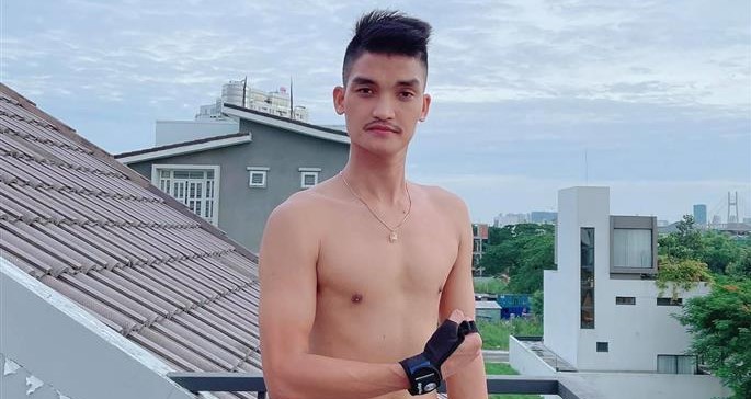 Mạc Văn Khoa khiến fan bất ngờ với thân hình lấp ló 'múi sầu riêng'