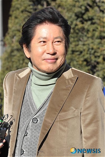 Bạn gái nam tài tử U80 đã kiện Kim Yong Gun vào ngày 24/7