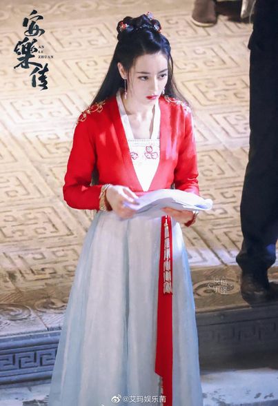 Địch Lệ Nhiệt Ba xuất hiện với trang phục màu đỏ sẫm phối tà trắng bên dưới làm tôn lên nước da trắng ngần không tì vết.