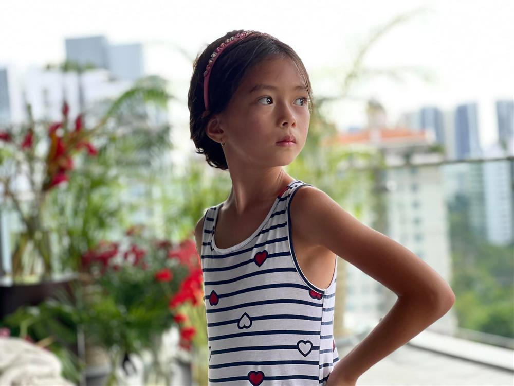 Mặc dù chỉ mới 7 tuổi nhưng con gái Đoan Trang đã sở hữu nhan sắc ấn tượng với vóc dáng mảnh mai, chiều cao vượt trội