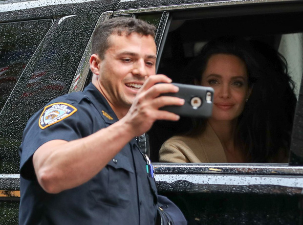 Cô còn đồng ý chụp hình selfie với anh cảnh sát này để làm kỷ niệm. 