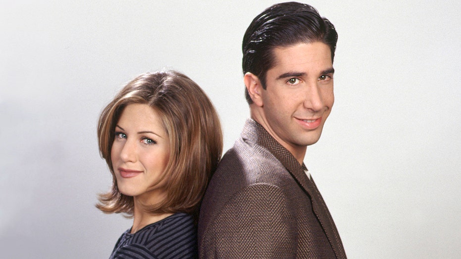 Jennifer Aniston và bạn diễn 'Friends' David Schwimmer hẹn hò