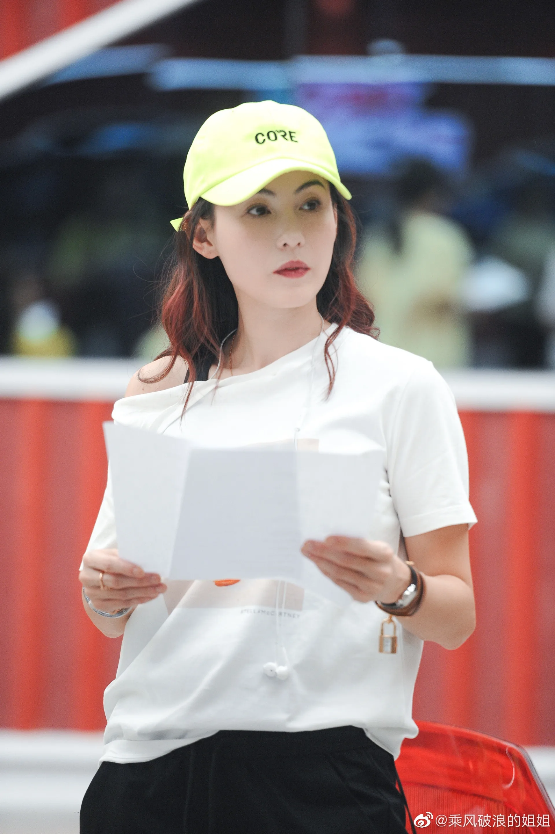 Trương Bá Chi lướt sóng cùng trai lạ nhưng đôi chân dài nuột nà của 