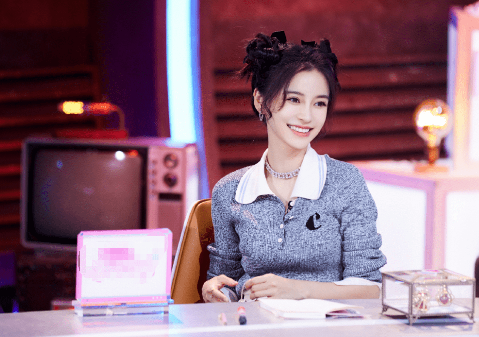 Angela Baby trẻ như thiếu nữ đôi mươi với tóc búi '2 sừng'