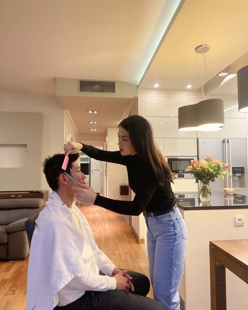 Á hậu Diễm Trang cũng đã trải nghiệm cảm giác làm 'thợ cắt tóc' không chuyên cho chồng doanh nhân. Vẻ mặt căng thẳng vì sợ kéo chạm da đầu của chồng cô khiến ai nấy không khỏi nhịn cười