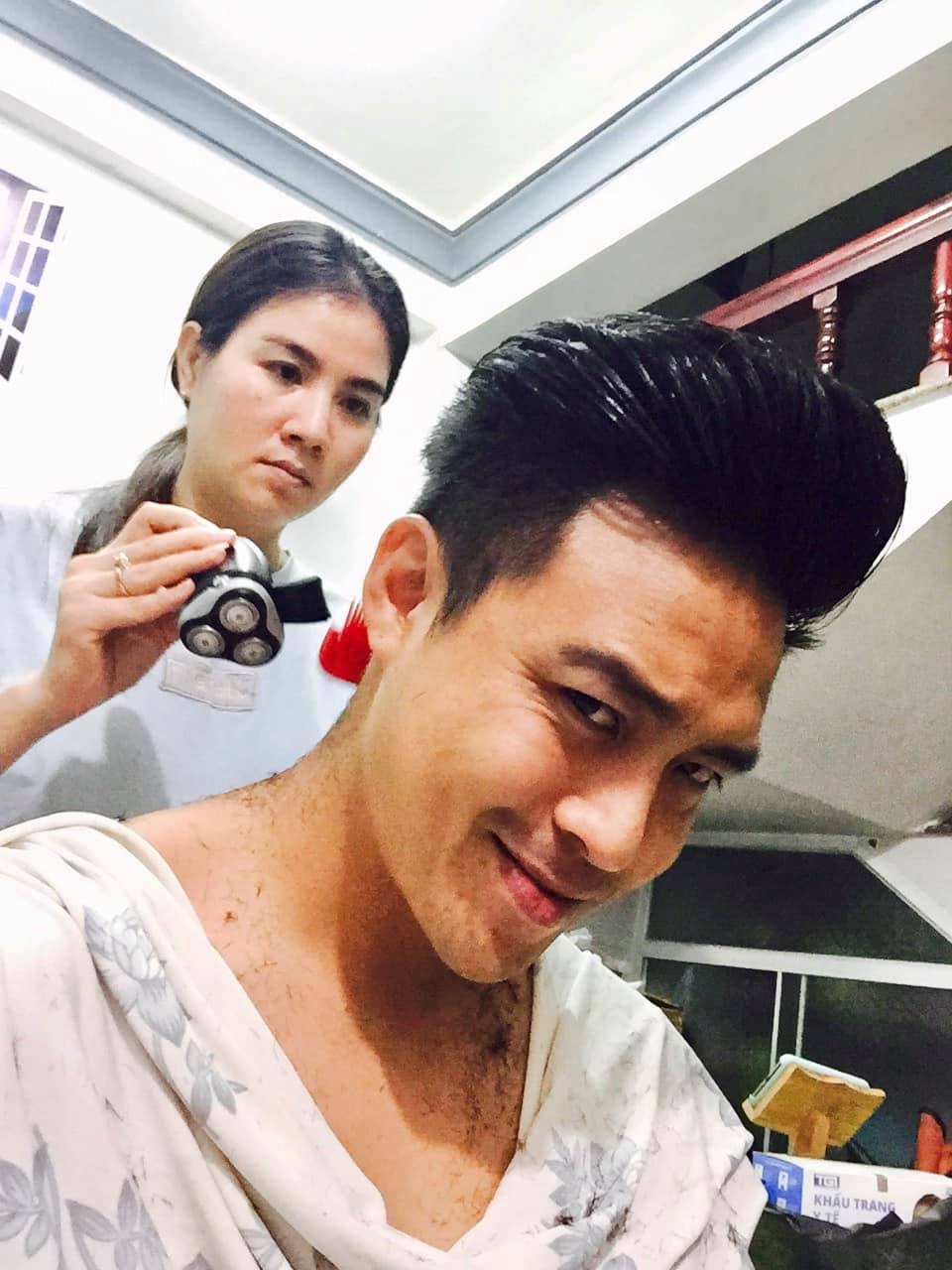 Vì là lần đầu cắt tóc cho chồng nên diễn viên Kha Ly không tránh khỏi căng thẳng, trong khi đó nam diễn viên Thanh Duy lại tỏ ra rất hào hứng về màn trổ tài của vợ.