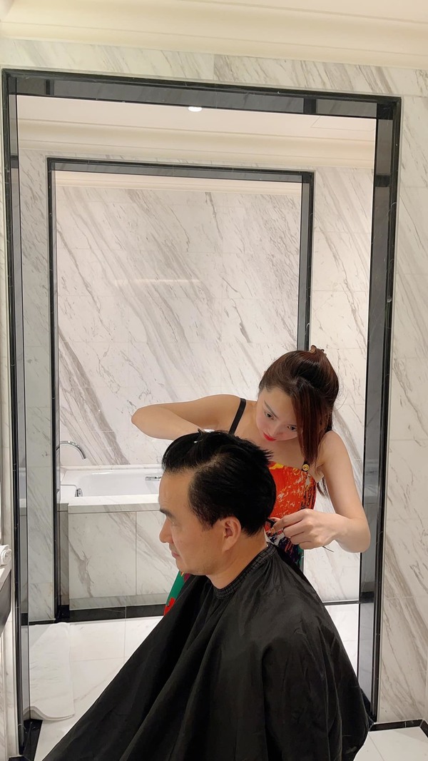 Vợ kém 16 tuổi của Chi Bảo cũng thử sức lần đầu cắt tóc cho chồng với đầy đủ dụng cụ cắt tỉa như kéo, tông đơ, lược... Điệu bộ của cô nàng rất tỉ mỉ và chăm chú từng đường kéo vì sợ làm hỏng mái tóc của chồng.