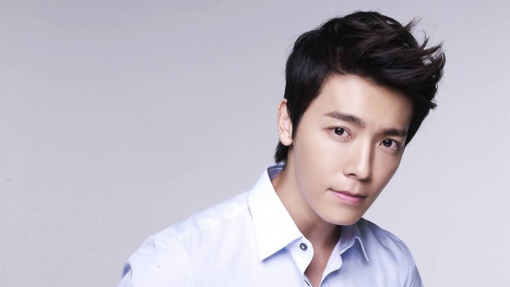 Lee Dong Hae (Super Junior) gặp sự cố sau khi tiêm vaccine Covid-19: 'Cánh tay của tôi không co lên được'