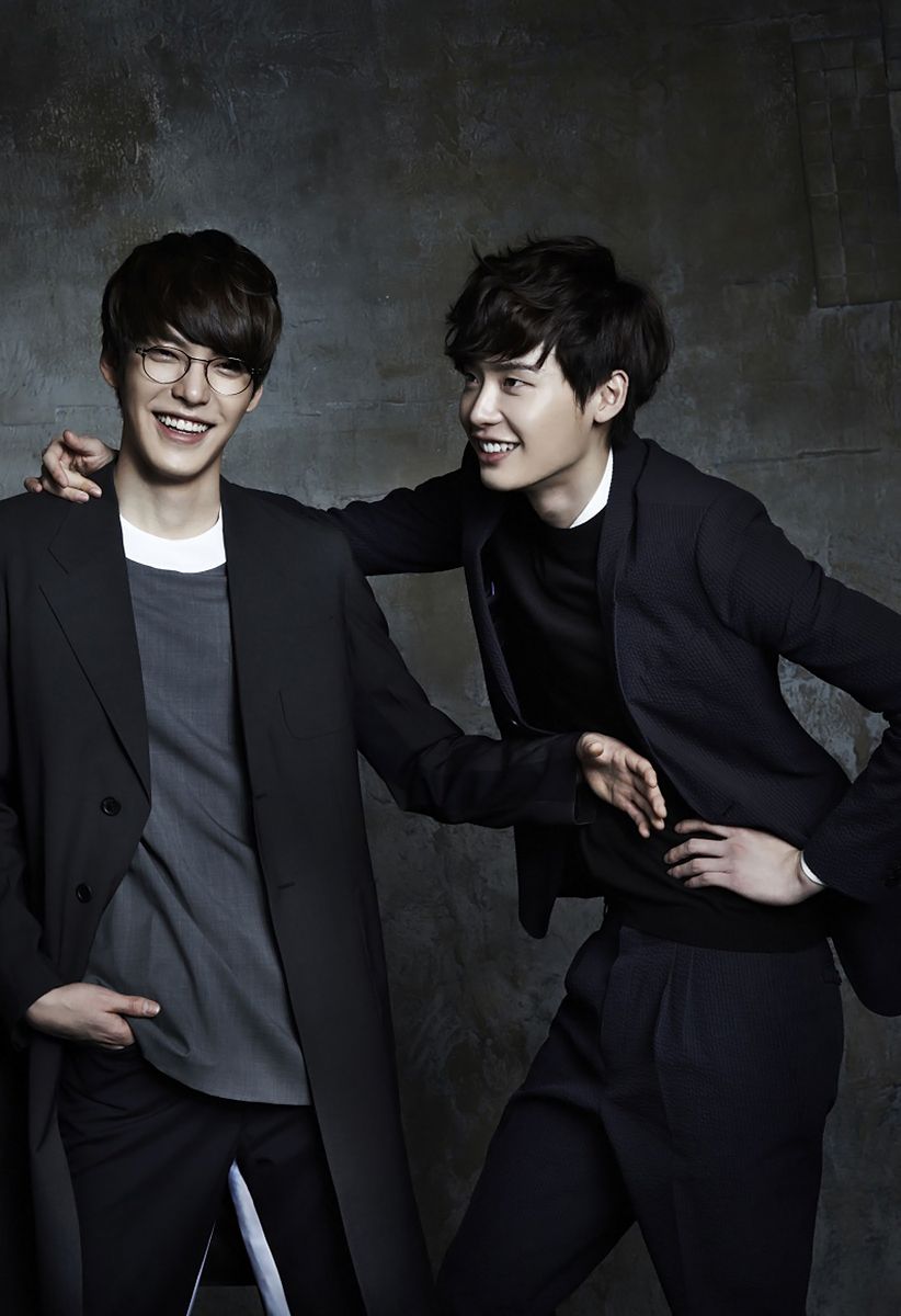 Kim Woo Bin và Lee Jong Suk còn thường được nhắc tên cùng nhau bởi tình bạn thân thiết gắn bó của hai người.