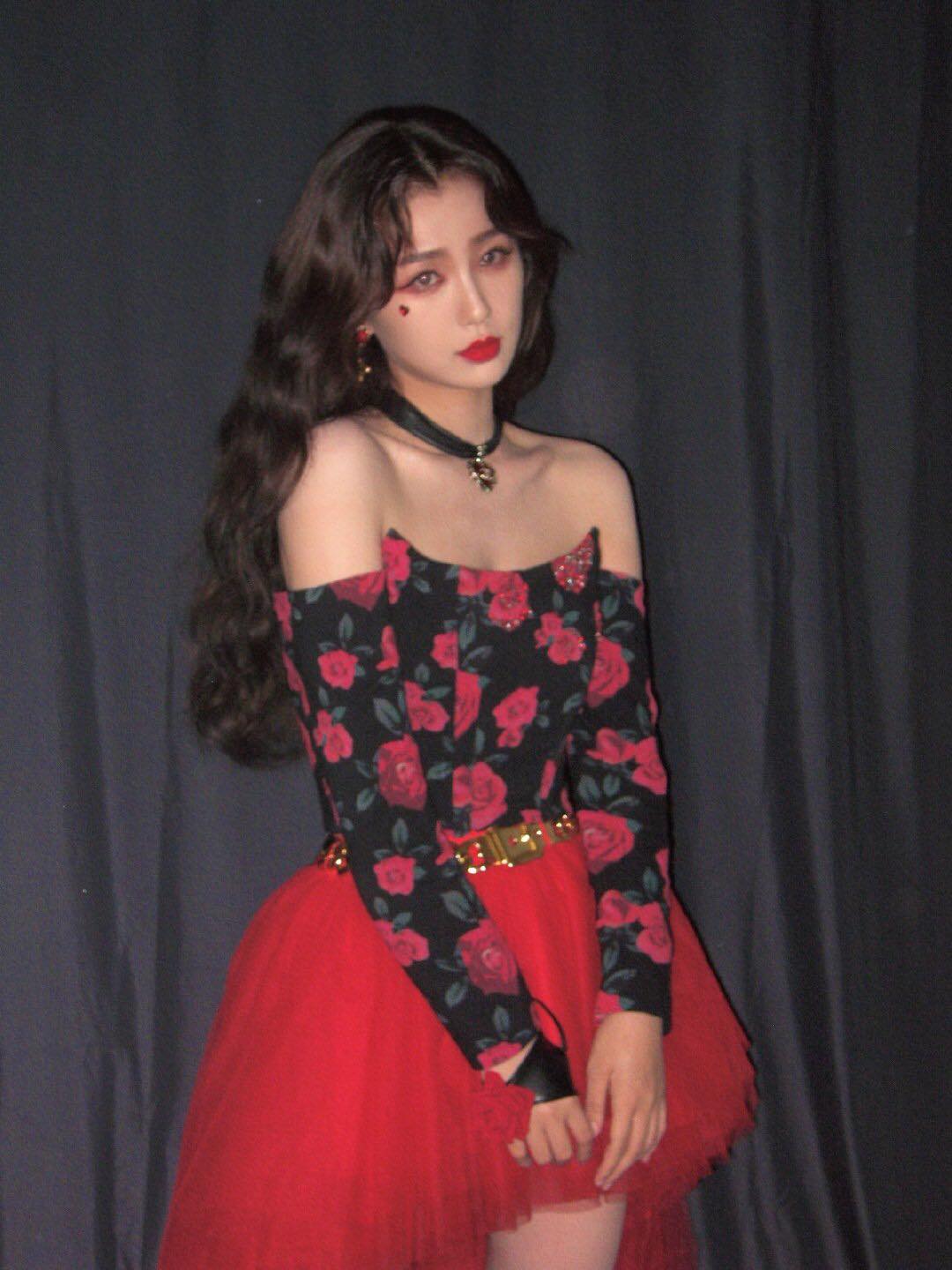 Nữ nghệ sĩ 26 tuổi diện một chiếc váy ống màu đỏ họa tiết hoa hồng trên nền đen