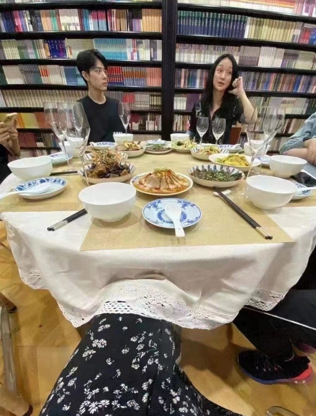 Ảnh chụp lại bữa ăn tụ họp của Châu Tấn, Tiêu Chiến và thành viên đoàn làm phim.
