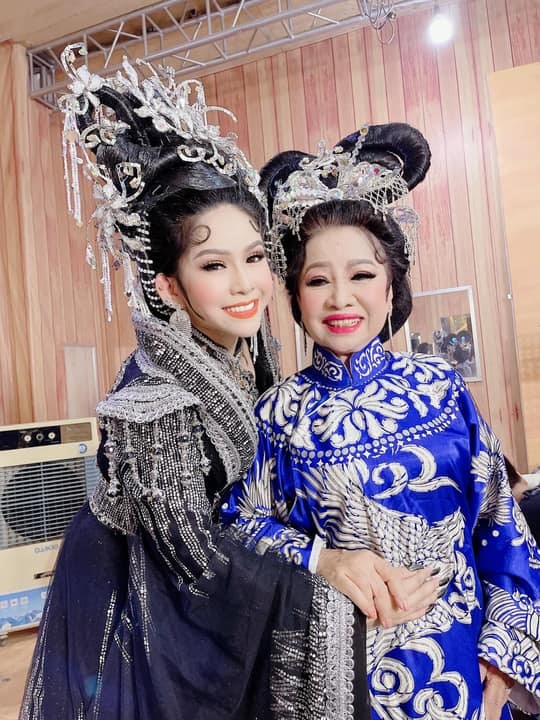 Nghệ sĩ Bạch Mai chụp ảnh cùng con gái là nghệ sĩ Bình Tinh