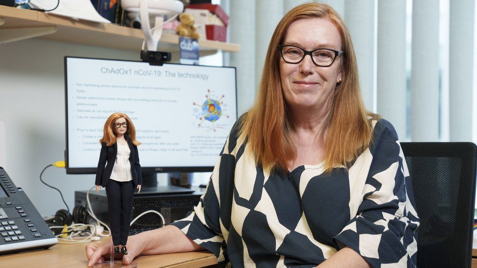 Sarah được tặng một mẫu búp bê Barbie tạo hình theo hình dáng của chính bà do nhà sản xuất đồ chơi Mattel chế tạo (2021)