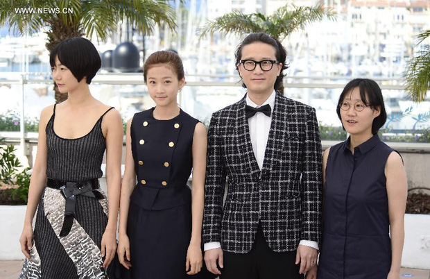 Sae Ron được vinh dự sánh bước trên thảm đỏ Cannes cùng ekip hùng hậu của A Girl at My Door,
