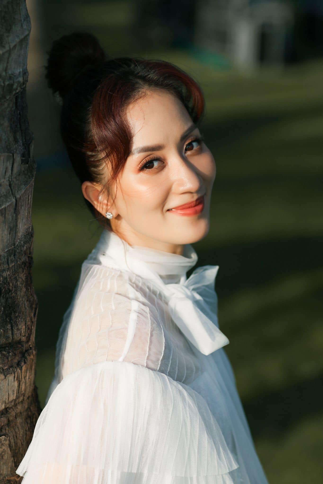 Khánh Thi là một vũ công chuyên nghiệp và rất nổi tiếng trong làng dancesport (khiêu vũ thể thao) Việt Nam. 