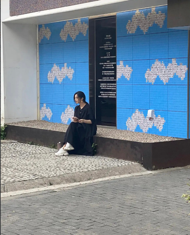 Phạm Băng Băng bị người đi đường bắt gặp và chụp lén cảnh cô đang ngồi lề đường