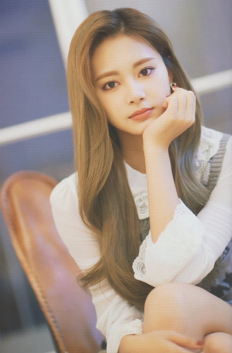 Tzuyu chính là người hiếm hoi được công chúng bình chọn là idol nữ sở hữu loạt ảnh ngoài đời lung linh hơn cả trên máy quay.