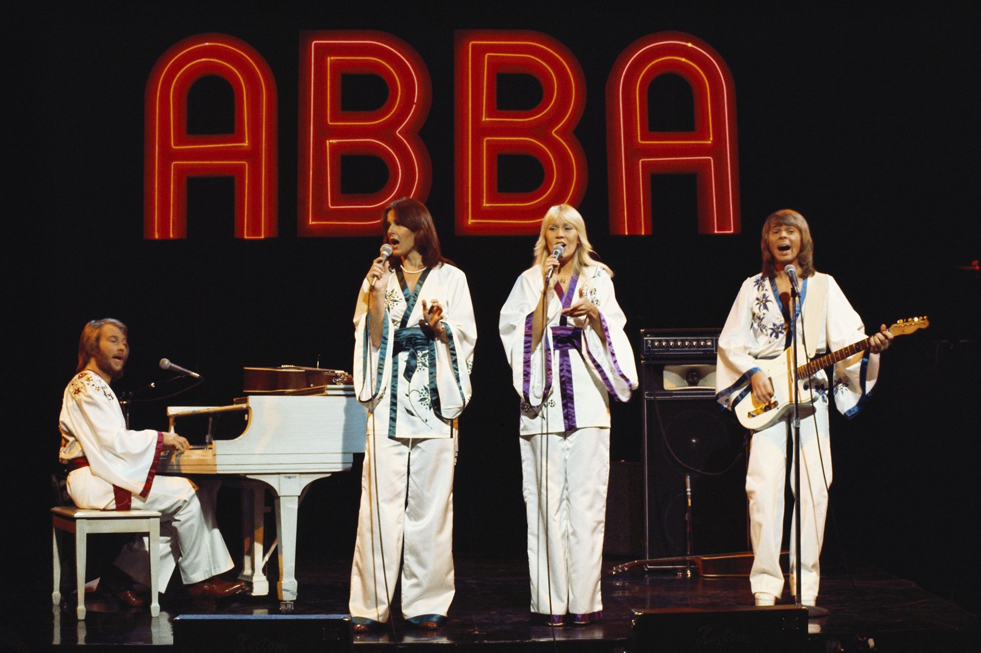 ABBA איז געווארן דער ערשטער שוועדיש גרופּע צו געווינען די עוראָוויסיאָן סאָנג קאָנטעסט 1974 אין די דאָמע אין ברייטאָן, ענגלאַנד.