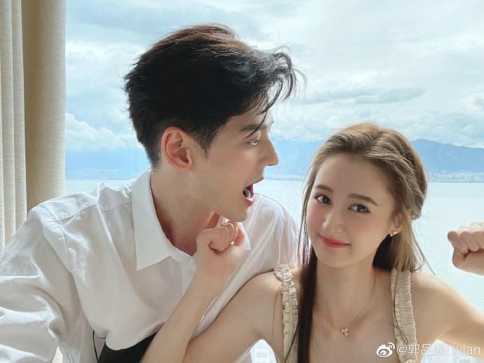 Quách Phẩm Siêu công khai tình trẻ kém 19 tuổi nhưng ngoại hình tuổi 44 vẫn trẻ măng mới "hút" netizen