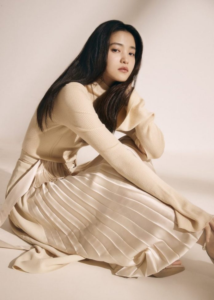 Kim Tae Ri được biết đến nhiều nhất quai vai chính trong phim điện ảnh đình đám The Handmaiden (2016) và Mr.Sunshine (2018).
