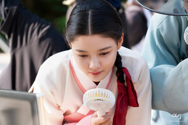 'Em gái quốc dân' Kim Yoo Jung 'đu đưa' hết mình tại hậu trường phim mới - Ảnh 10