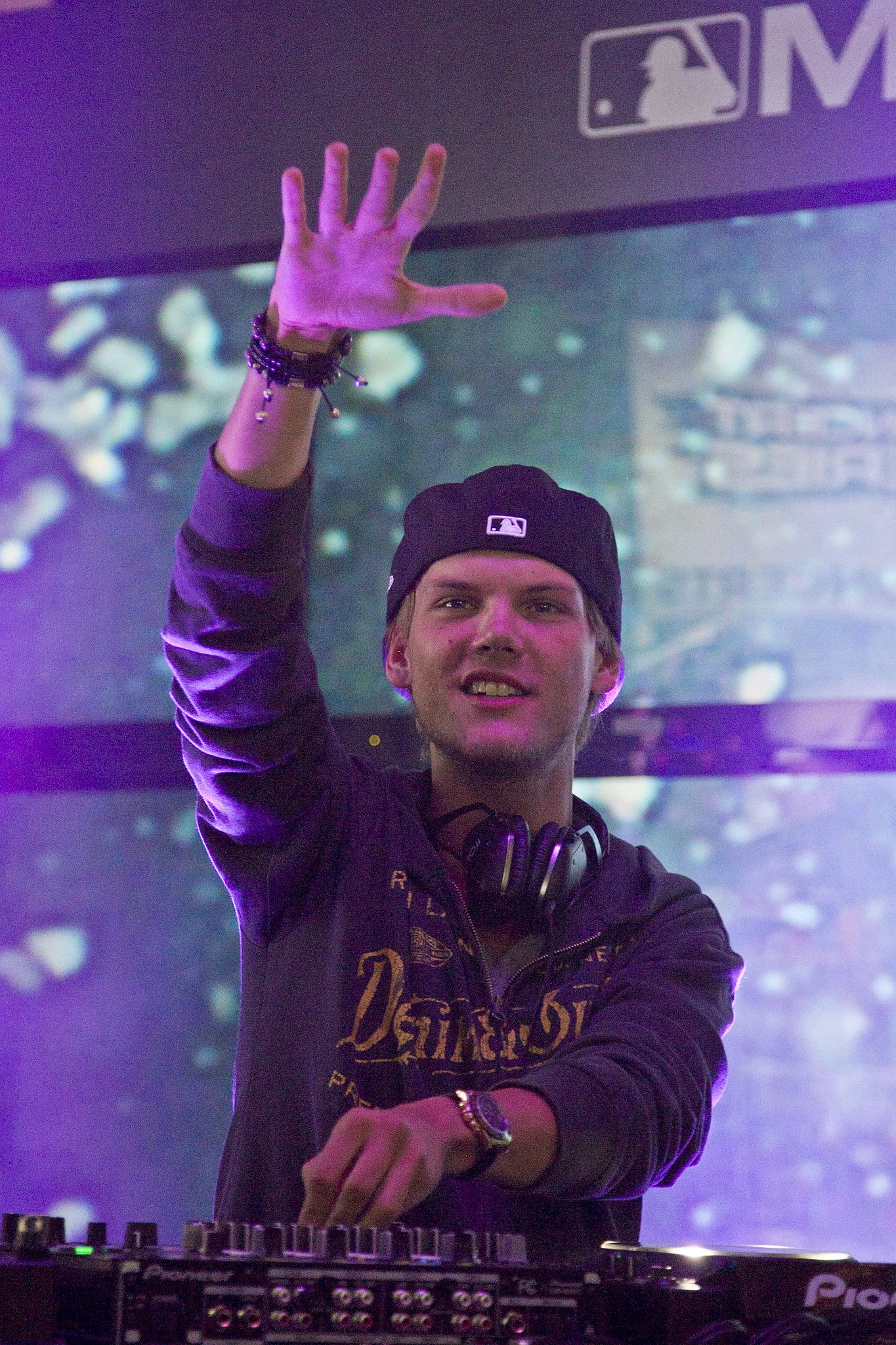 Tim Bergling là một DJ chuyên nghiệp, nhà hòa âm, nhà sản xuất thu âm, nhạc sĩ và nhà từ thiện nổi tiếng người Thụy Điển.