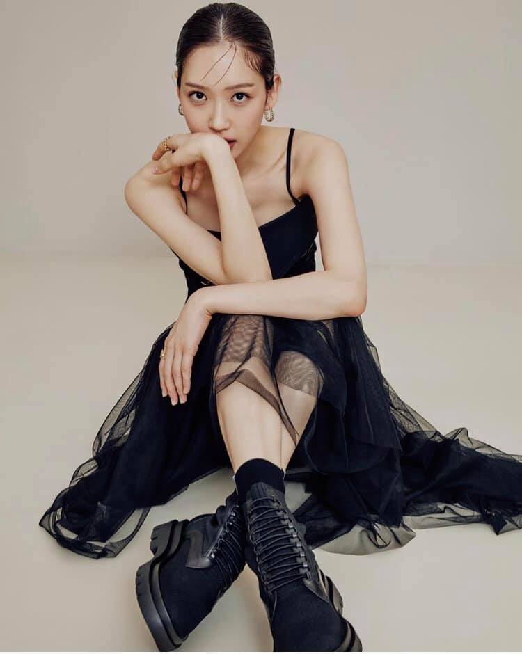 Mỹ nhân 'Penthouse' Han Ji Hyun khoe chân dài thẳng tắp trong bộ ảnh mới - Ảnh 9
