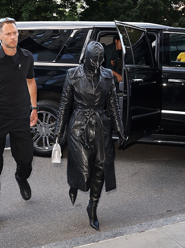 Trông Kim Kardashian không khác gì 'ninja lead' chính hiệu khi che kín từ đầu đến chân
