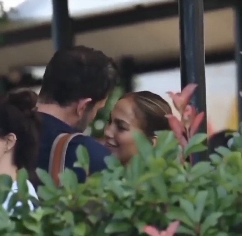 Jennifer Lopez và Ben Affleck được bắt gặp lãng mạn bên nhau trên đường phố Venice.