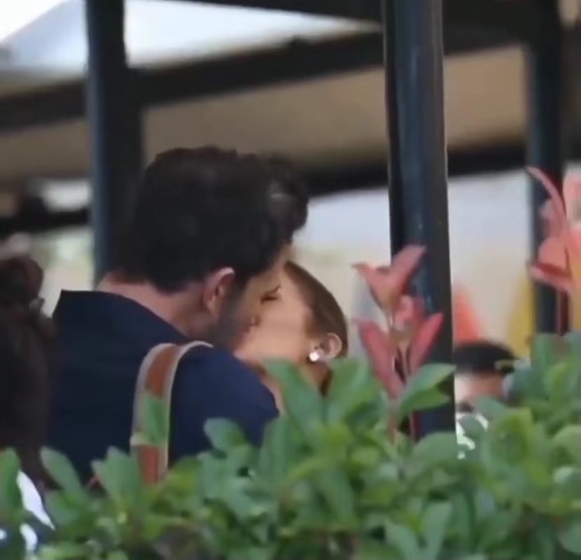 Jennifer Lopez và Ben Affleck hôn nhau trên đường phố Venice.