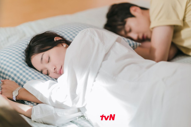 Cảnh 'giường chiếu' của Shin Min Ah và Kim Seon Ho giúp 'Hometown Cha-Cha-Cha' đạt rating cao kỷ lục