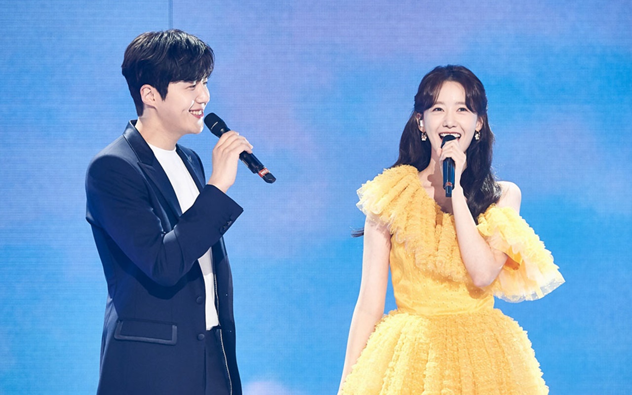 Cả hai đã có màn song ca ăn ý với ca khúc OST trong bộ phim 'Hoàng cung' - 'Perhaps Love'