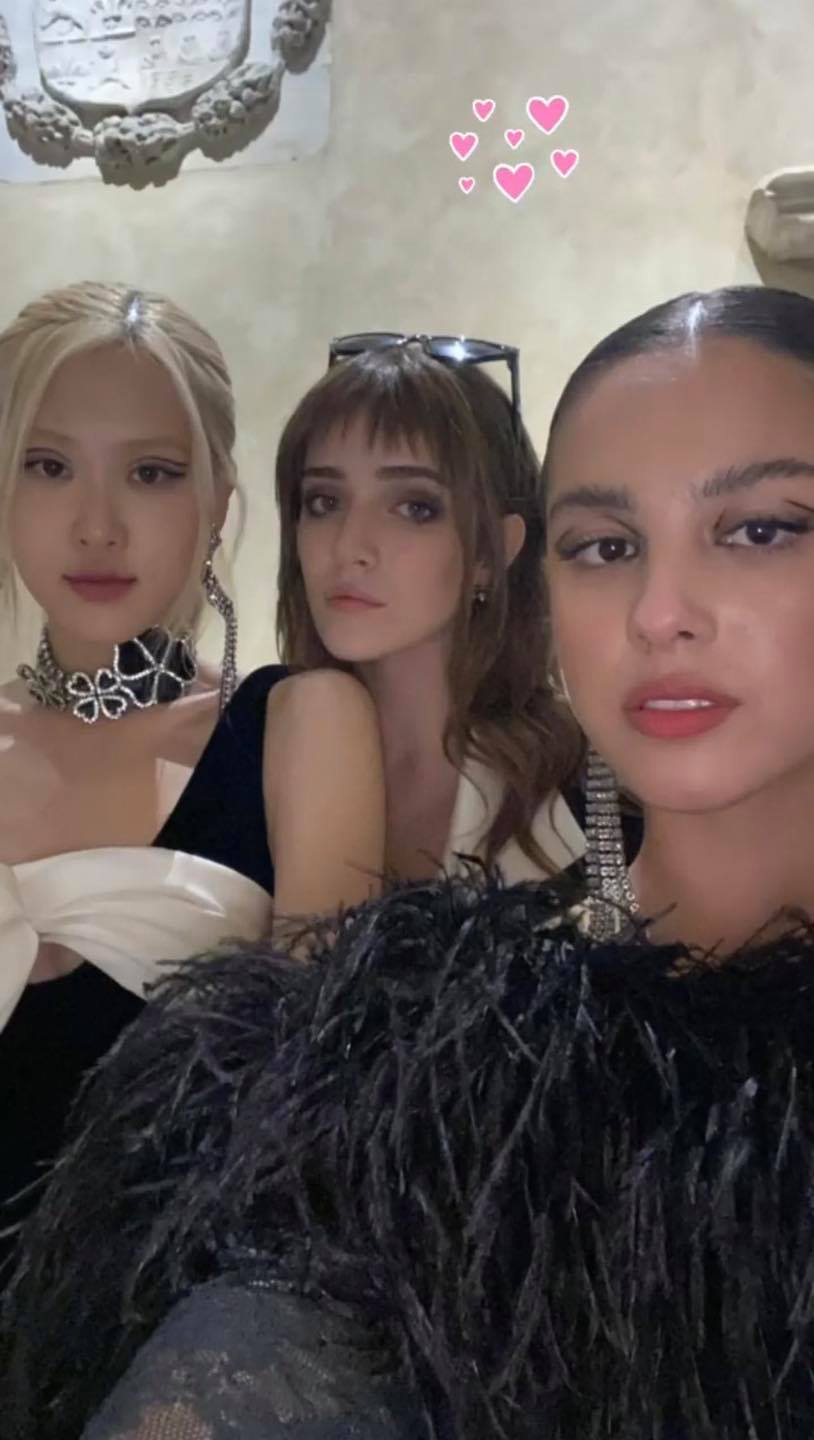 Rosé selfie cùng Talia Ryder và Olivia Rodrigo