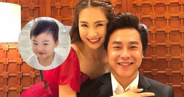 Con trai Hòa Minzy lấy máy mẹ nhắn tin cho bố, nhắn gì mà bố phải khoe lên MXH thế kia?