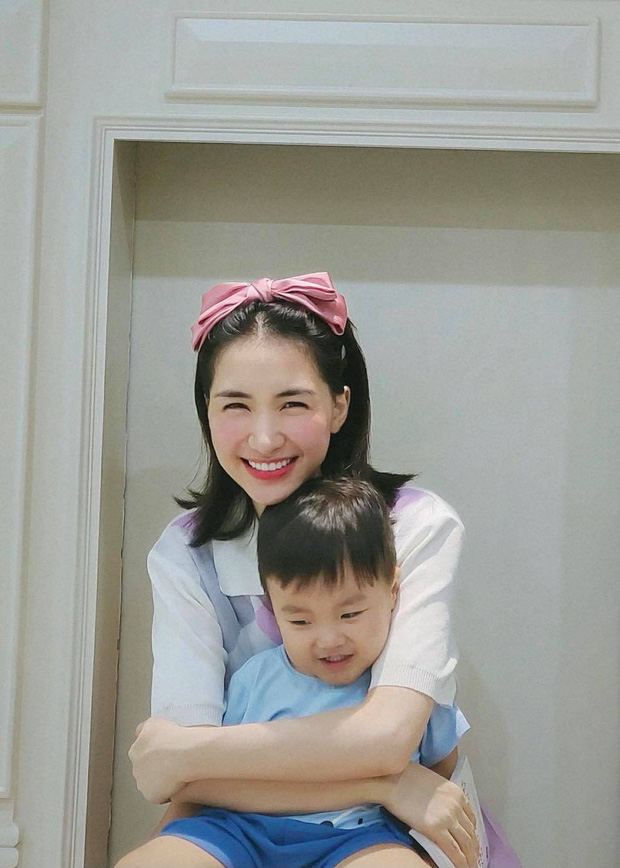 Hoà Minzy cũng thường xuyên chia sẻ những khoảnh khắc đời thường của bé Bo khiến khán giả thích thú và ngưỡng mộ. 